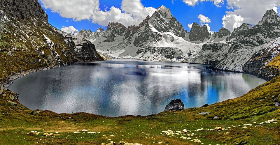 خوبصورت منظر چٹا کتھا جھیل وادئِ نیلم 